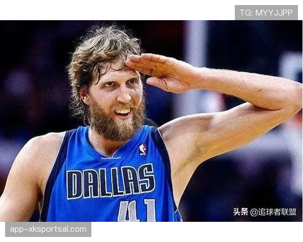 德约球馆外拿个咖啡还能被围观，这待遇日常能有几回？