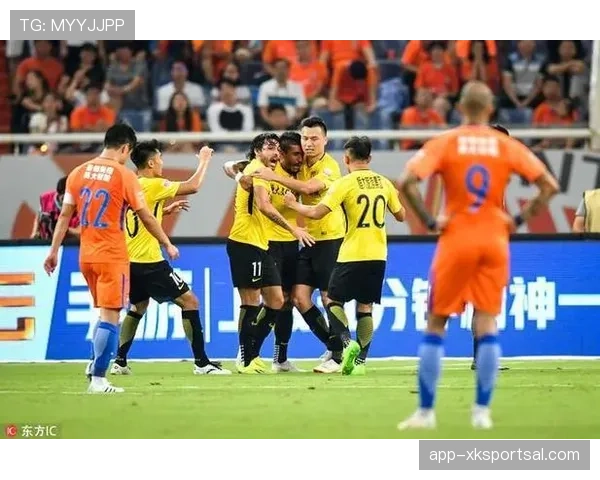 禁区拉拽判罚为何常成争议？裁判尺度到底怎么把握